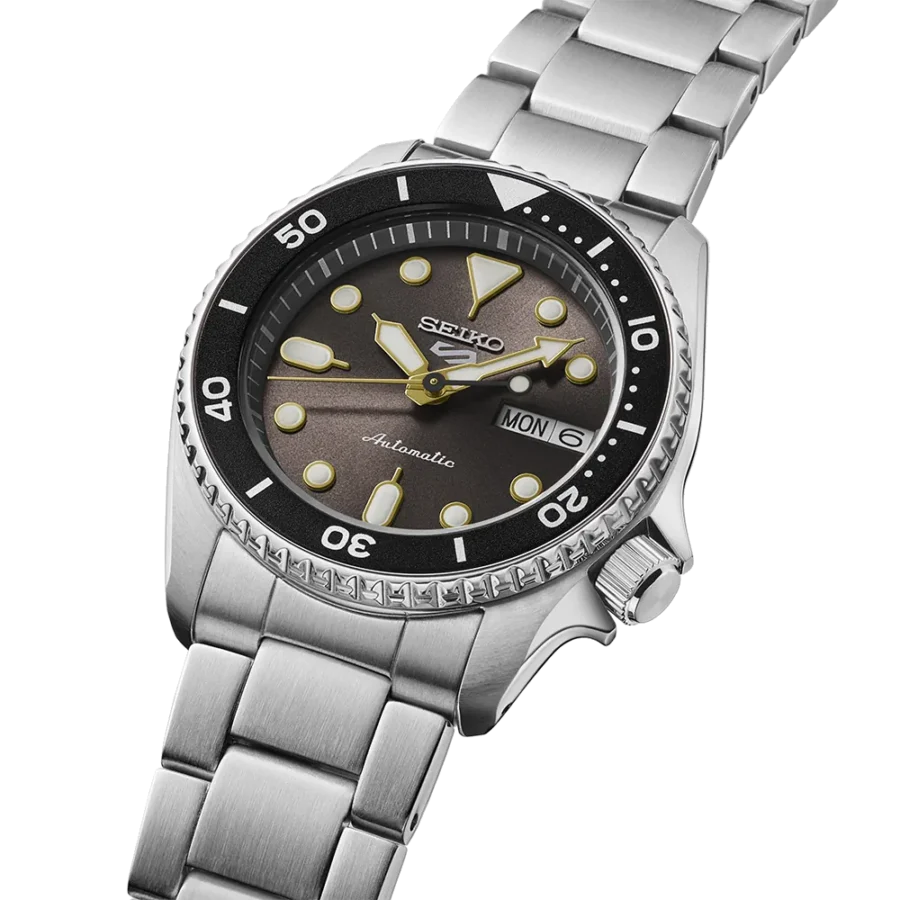 Seiko 5 Sports SKX Style Diver 'Midi' - Image 4